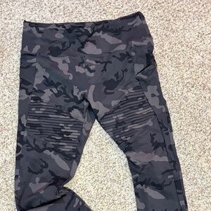 Women's black camouflage leggings